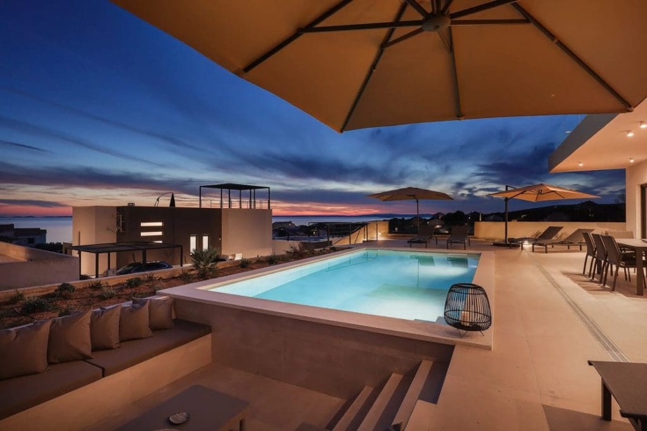 Vanjski dio luksuzne ville s bazenom i pogledom na more