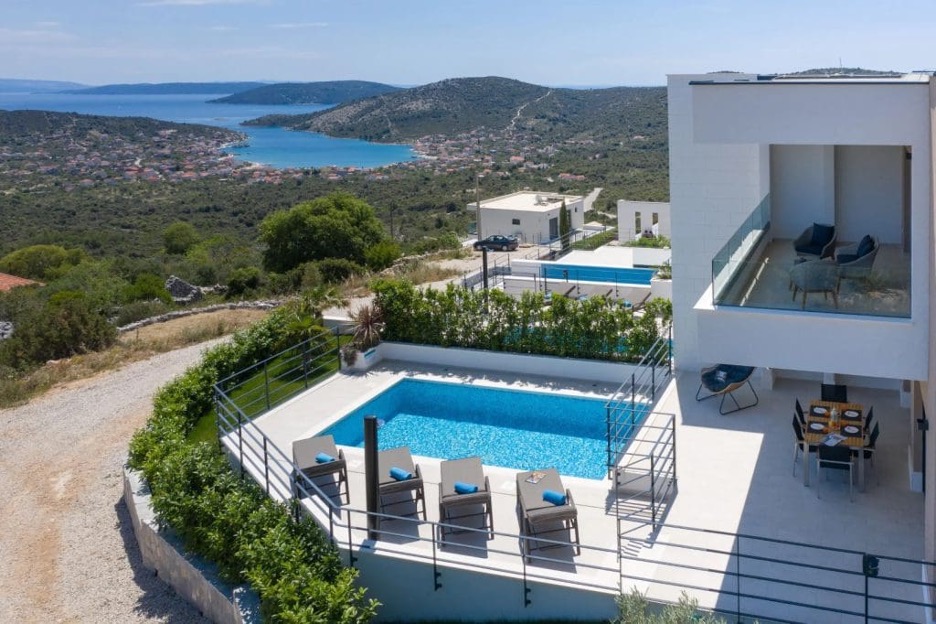 Moderna kuca s bazenom, s pogledom na more