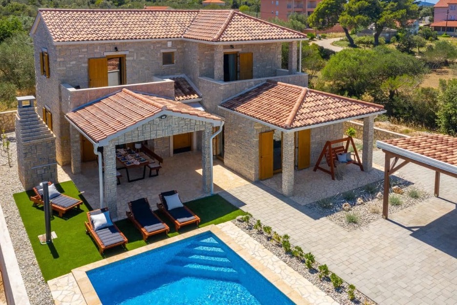 Izgled tradicionalne kuce s bazenom