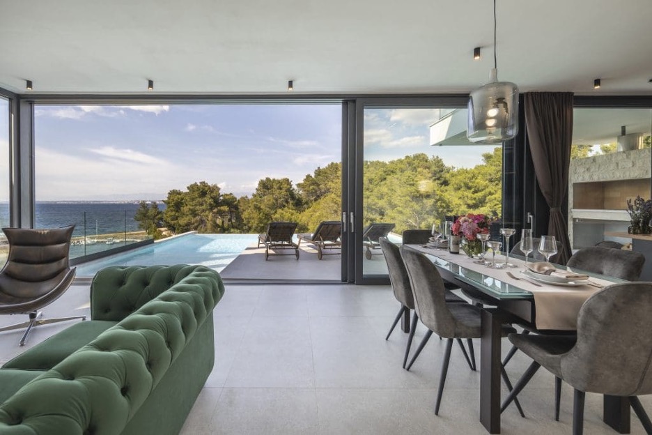Luksuzni dnevni boravak s pogledom na bazen i more