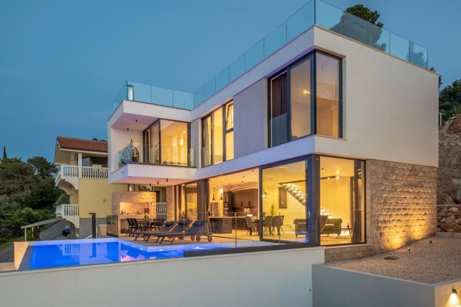 Prednja strana moderne ville s bazenom