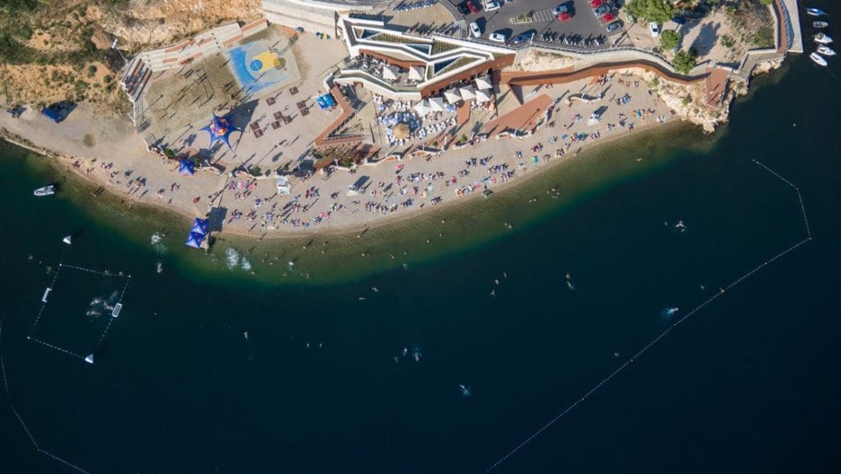 Šibenska plaža s kupačima i restoranom uz obalu, iz ptičje perspektive