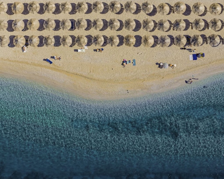 Plaza sa suncobranima iz zraka