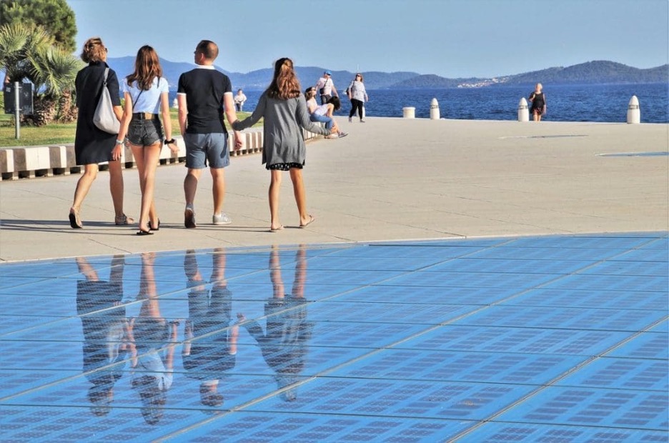 Ljudi setaju pokraj Pozdrava suncu