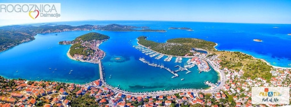 pogled na Rogoznicu i okolne otoke, pod plavim nebom