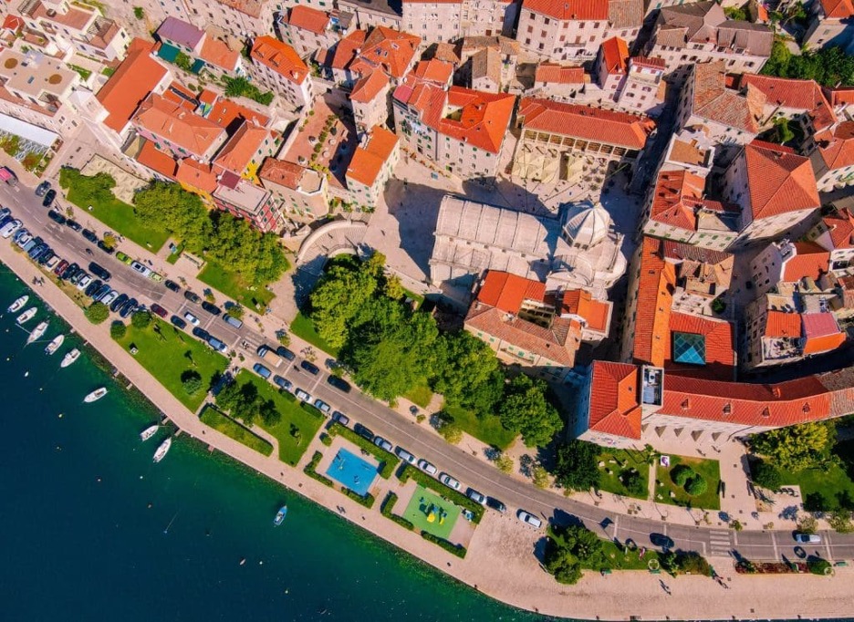 Zračna fotografija starog grada Šibenika s katedralom, kamenim zgradama i rivom uz more