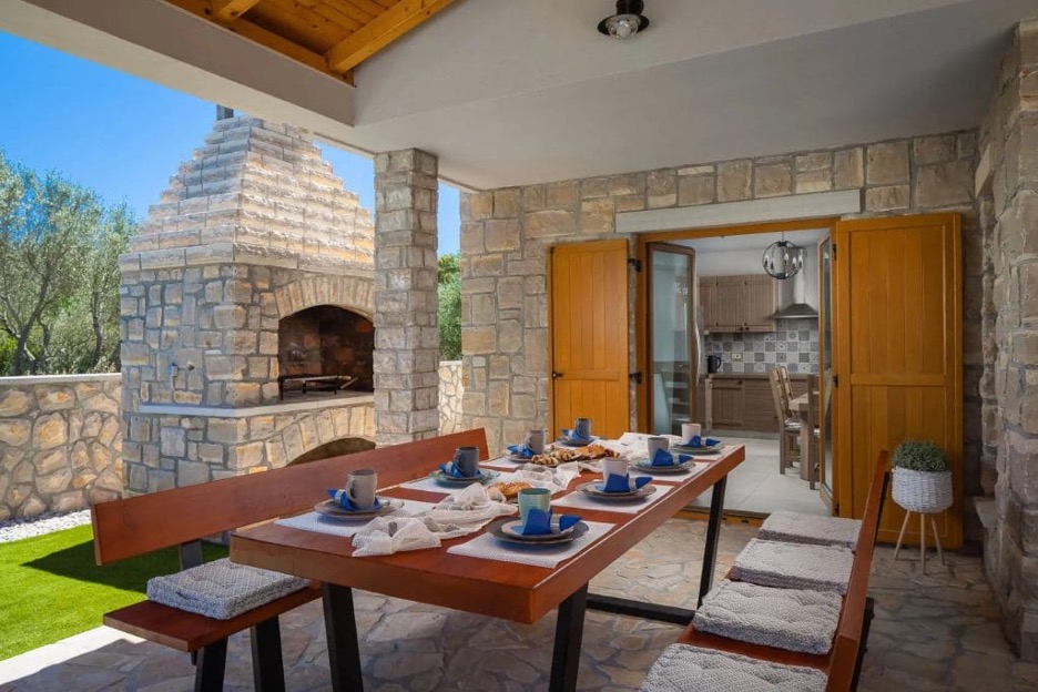 Vanjski dio tradicionalne kuce s kominom