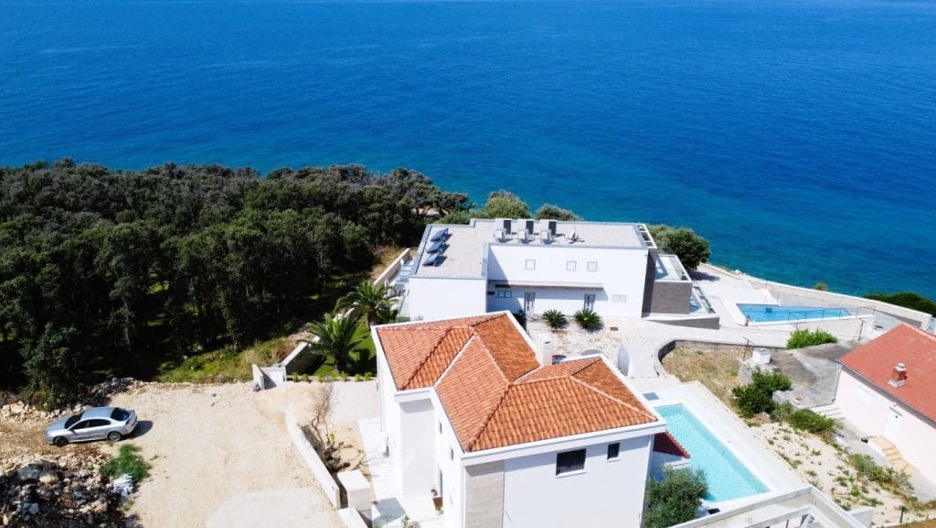 Kuca s bazenom i pogledom uz more